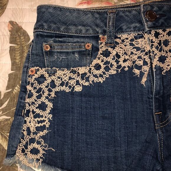AE 6 Distressed Ivory Crochet Lace Detail Raw Hem Blue Denim Shorts - Picture 3 of 10